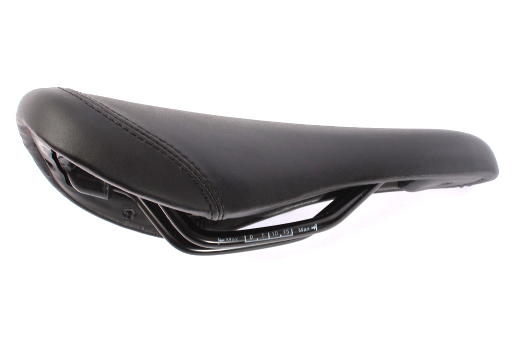 Fahrradsattel von der Seite mit schwarzen Sattelstreben Fahrradsattel von der Seite mit schwarzen Sattelstreben