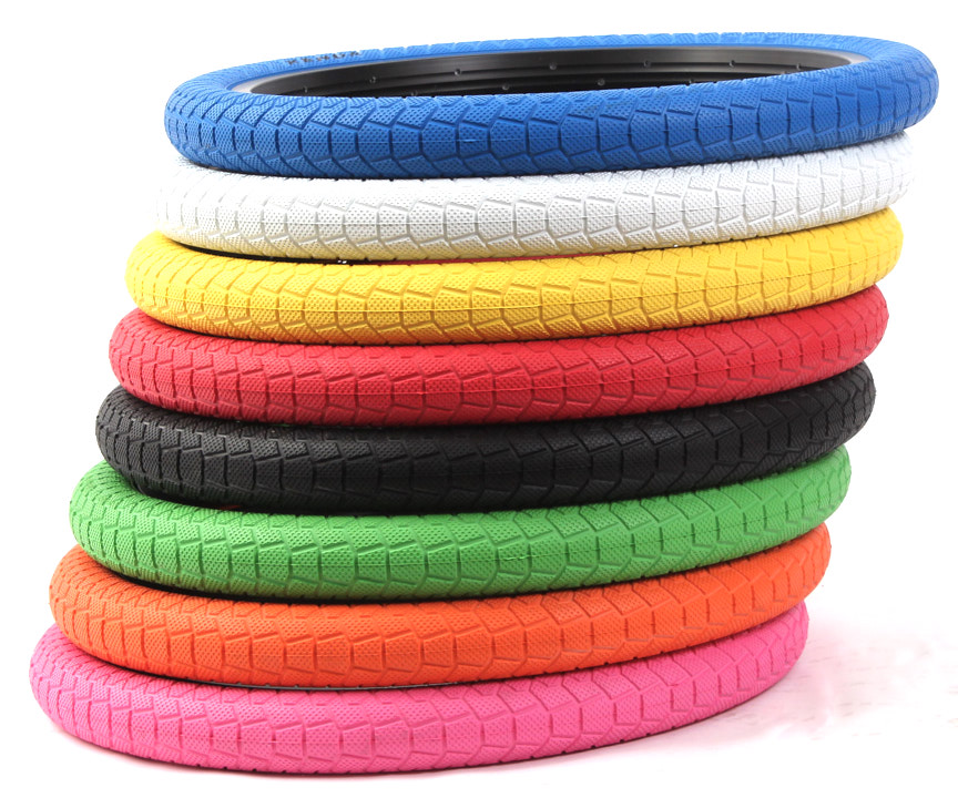 Stapel von 8 BMX Reifen in unterschiedlichen Farben Stapel verschiedenfarbiger Reifen