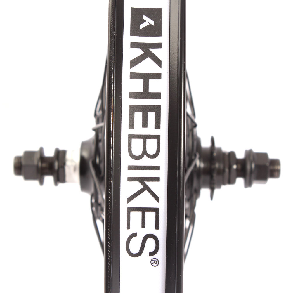 Schwarze 35mm breite Felge mit weißem Felgenband mit KHEbikes Schriftzug Schwarze 35mm breite Felge mit weißem Felgenband mit KHEbikes Schriftzug