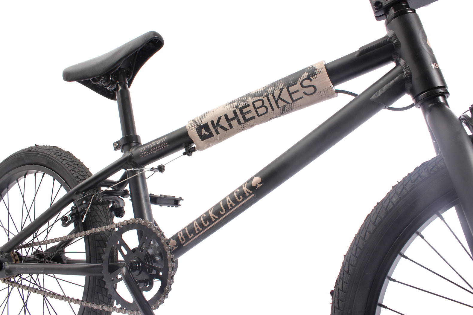 Rahmen seitenansicht schwarz mit KHEBikes und Black Jack Logo und Sattel schwarz