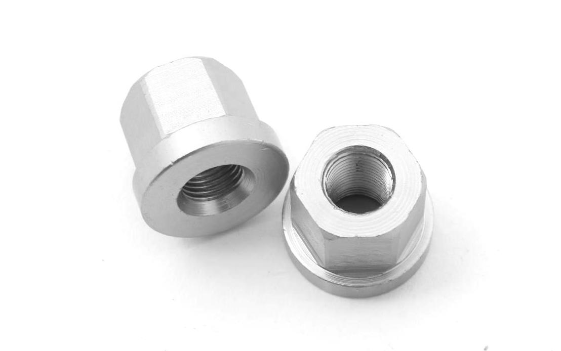 Zwei silberne Muttern mit 10mm Gewinde