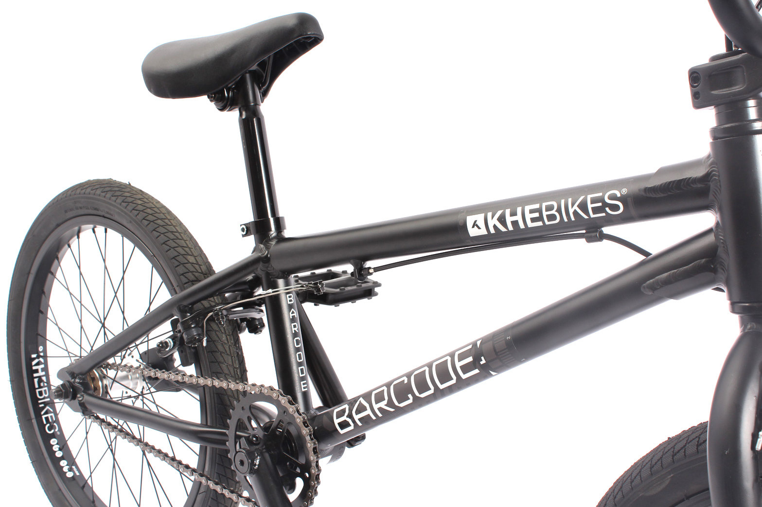 Seitenansicht Rahmen schwarz mit KHEbikes und Barcode Logo und Hinterrad schwarz und Sattel schwarz