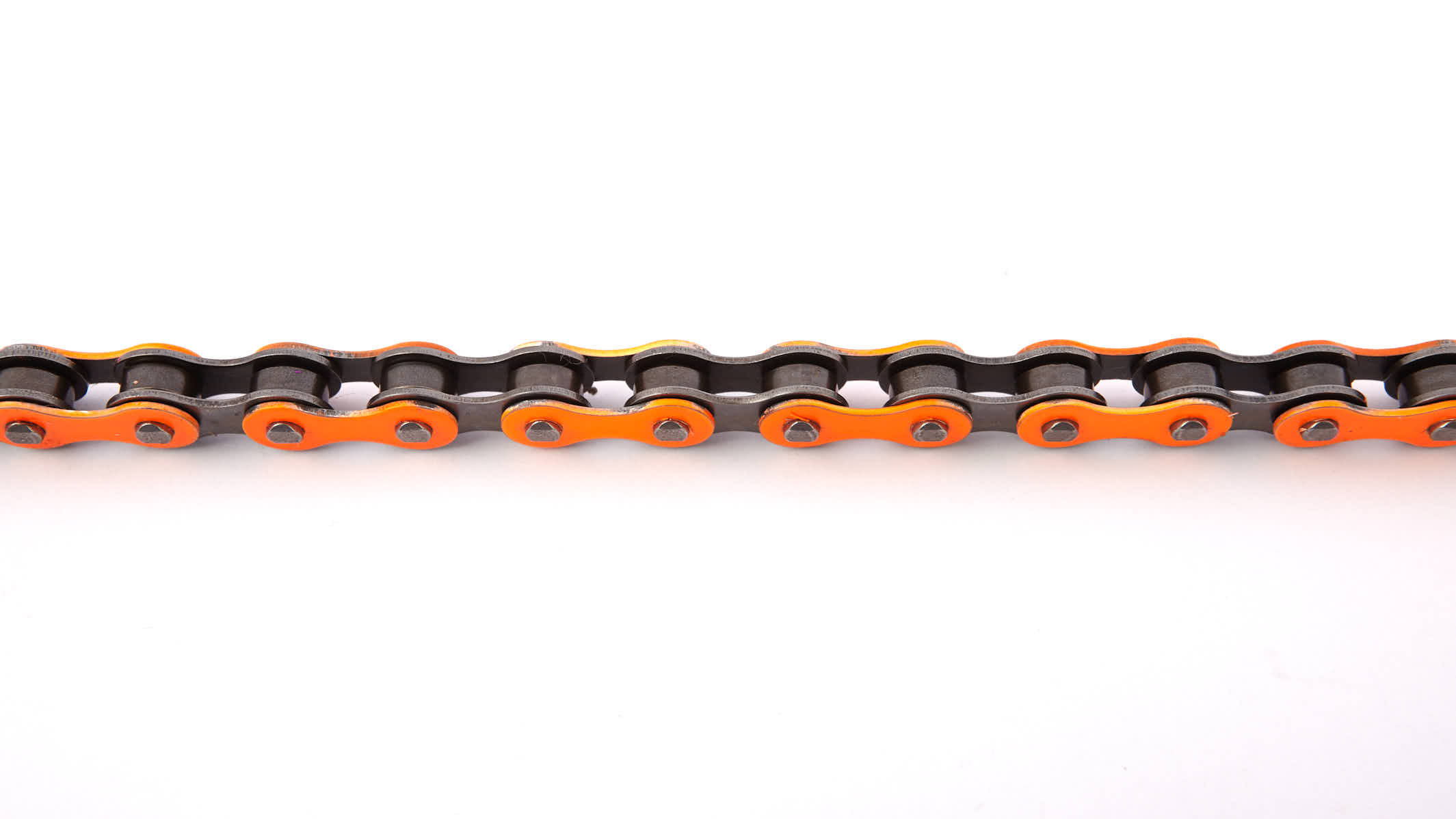 Ausschnitt ausgerollter orangene Fahrradkette