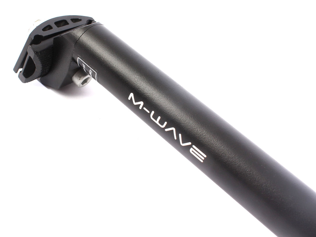 Nahaufnahme weiße M-WAVE Aufschrift auf schwarzer Sattelstange