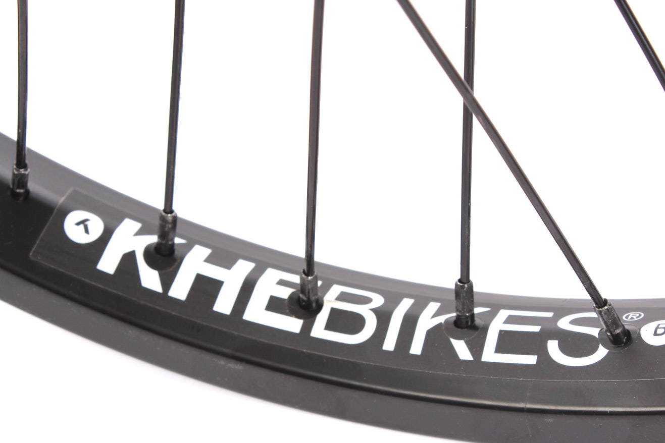 Weiße KHEBikes Aufschrift auf schwarzer Felge mit schwarzen Speichen Weiße KHEBikes Aufschrift auf schwarzer Felge mit schwarzen Speichen