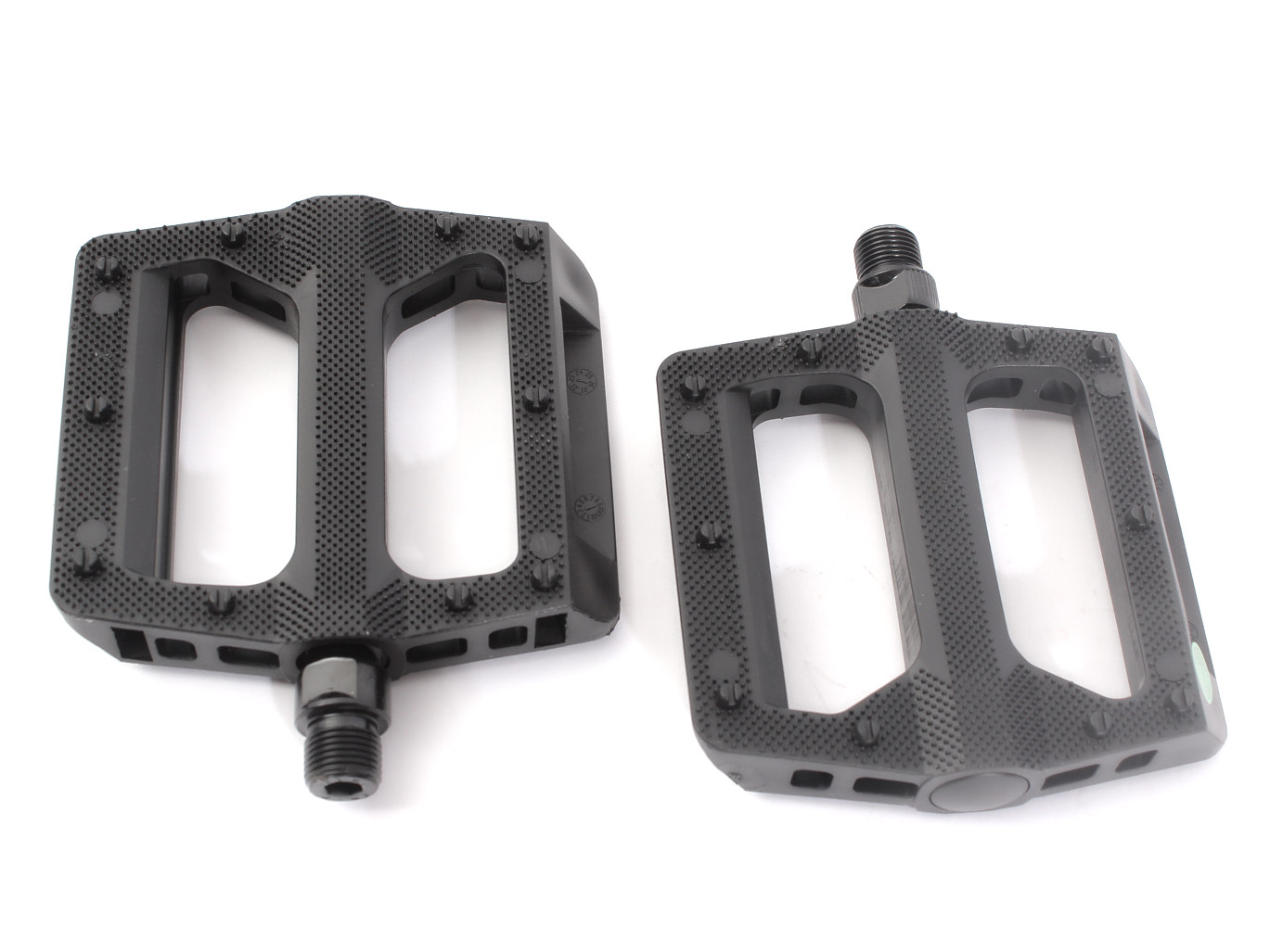 Nebeneinanderliegende BMX Pedale aus PVC mit 4130 CrMo Achse Nebeneinanderliegende BMX Pedale aus PVC mit 4130 CrMo Achse