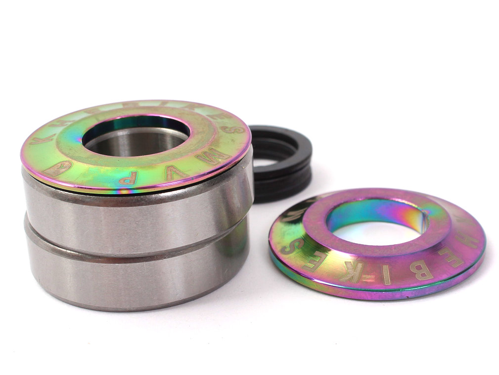 Tretlager mit Oil Slick Abdeckscheiben und schwarzen Unterlegscheiben Tretlager mit Oil Slick Abdeckscheiben und schwarzen Unterlegscheiben