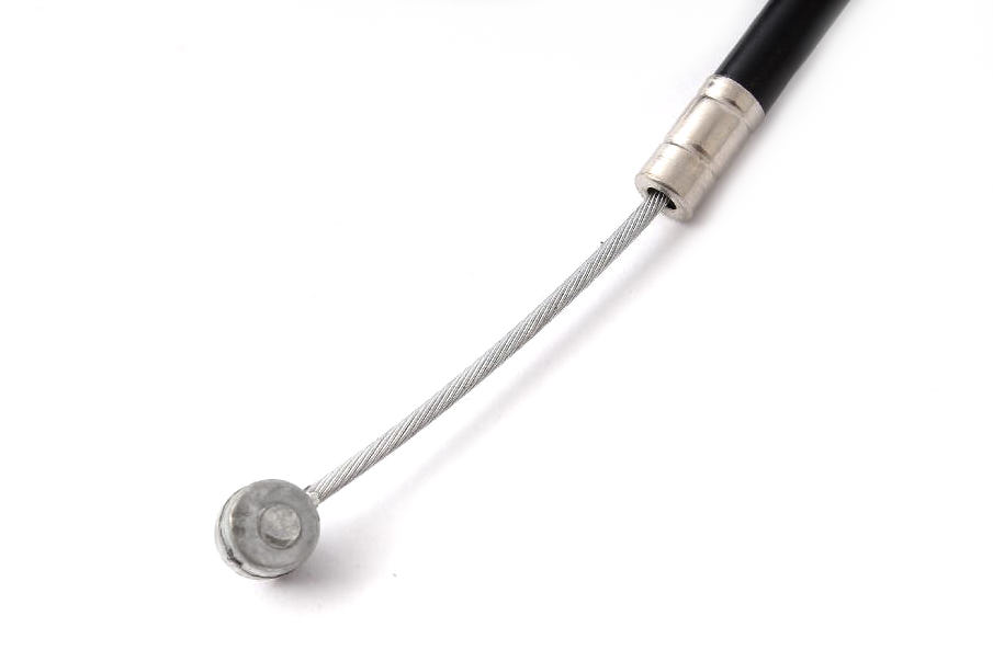 Nahaufnahme von Zylindernippel und schwarzer Kabelhülle