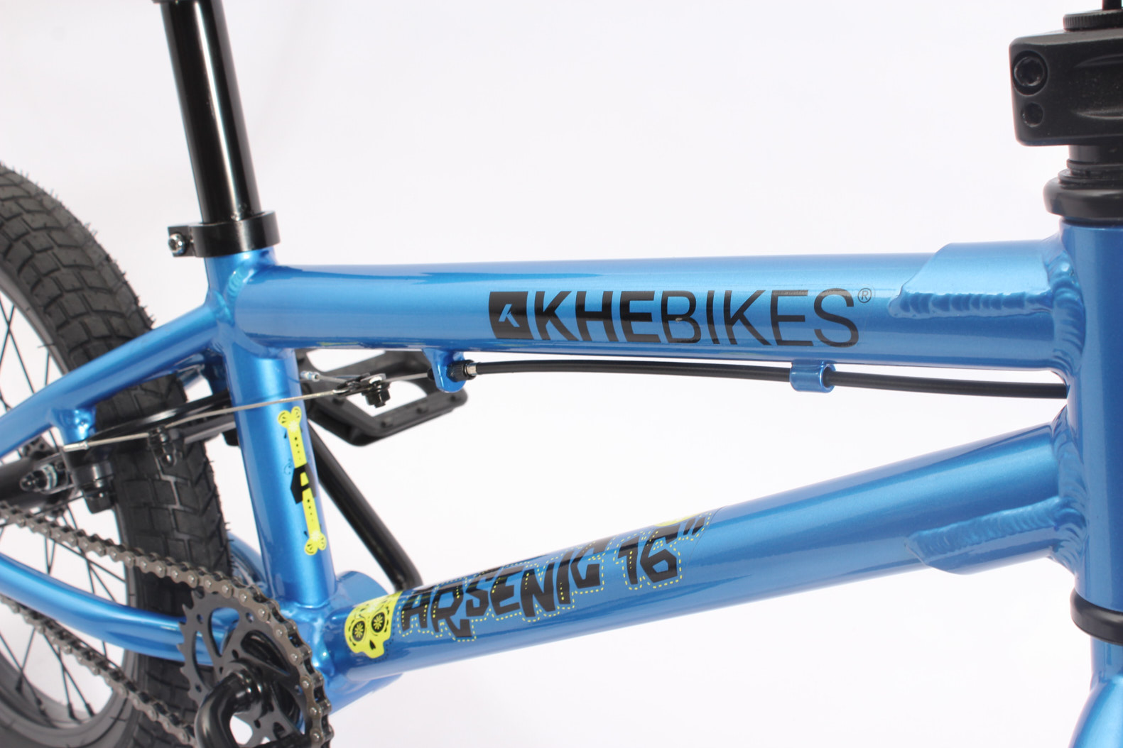 Rahmen seitenansicht blau mit KHEBikes und Arsenic Logo