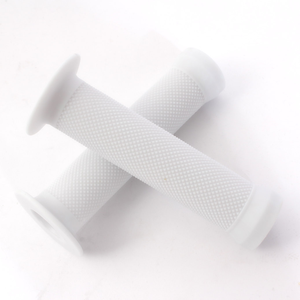 Überkreuzte weiße BMX Griffe mit niedrigem Flansch