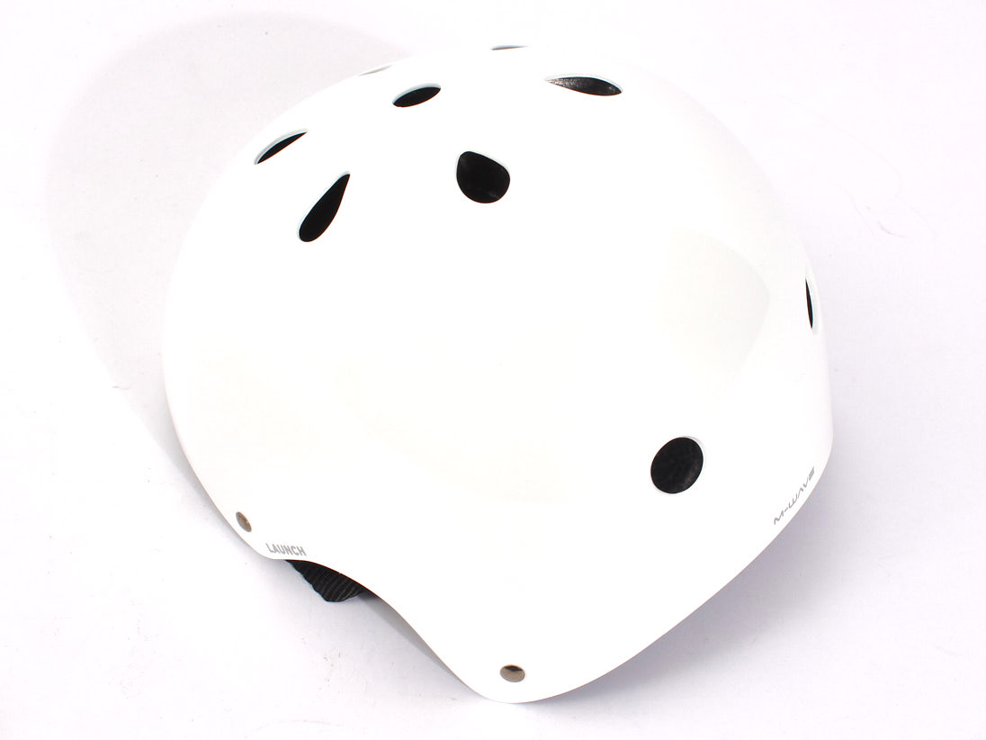 Weißer BMX Helm mit Lüftungslöcher