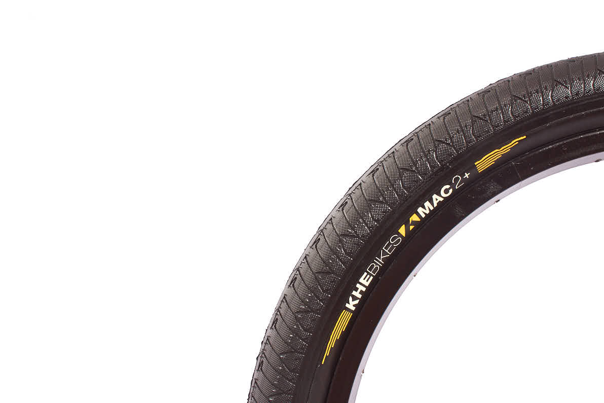 Nahaufahme von Reifenaufschrift KHEbikes MAC2+