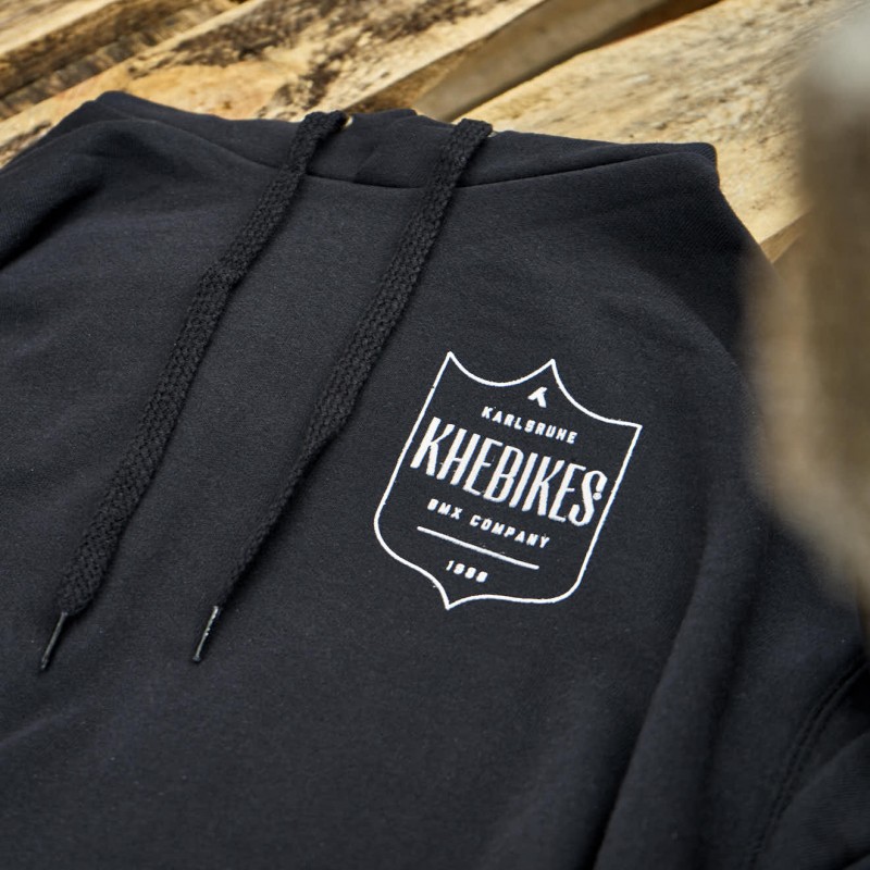 Hoodie in Schwarz von vorne mit Logo auf der Brust