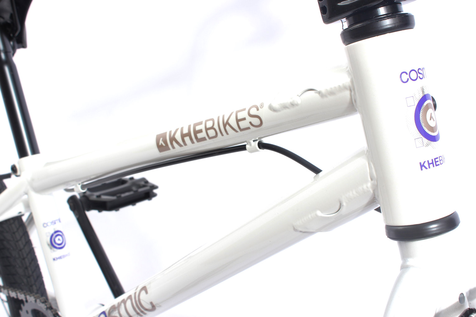 Rahmen weiß mit KHEbikes Logo silber und patentiertem 360 AFFIX Rotor