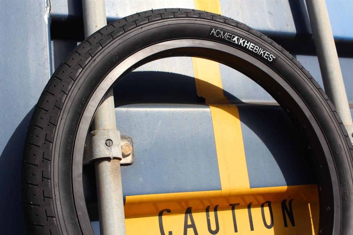 Schwarzer ACME BMX Reifen mit weißer ACME KHEbikes Aufschrift