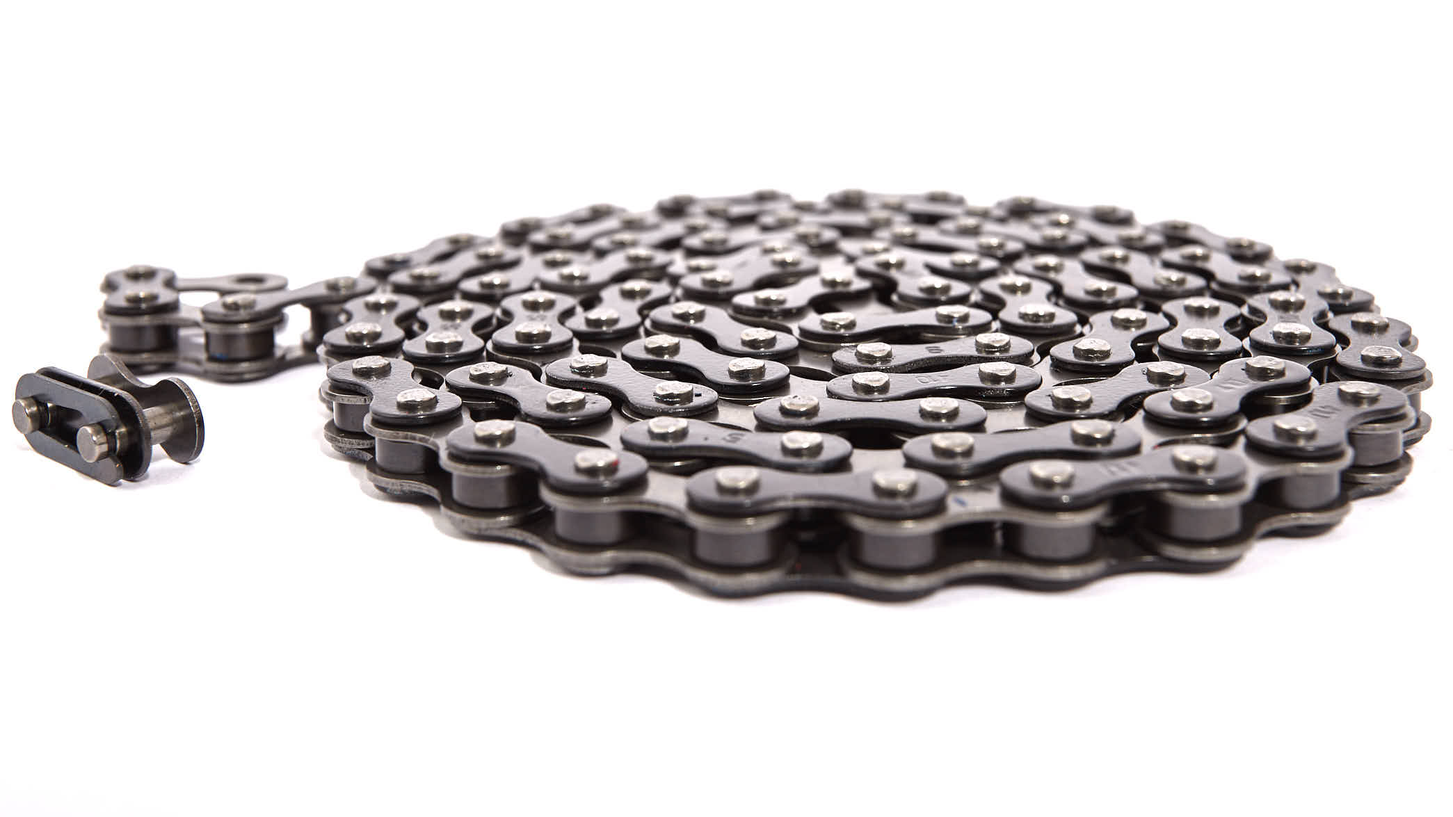 Schwarze Fahrradkette mit 112 Glieder und einzelnem Kettenglied von der Seite