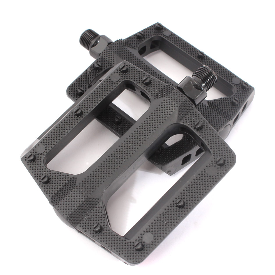 Übereinanderliegende schwarze BMX Pedale mit Schraubgewinde 