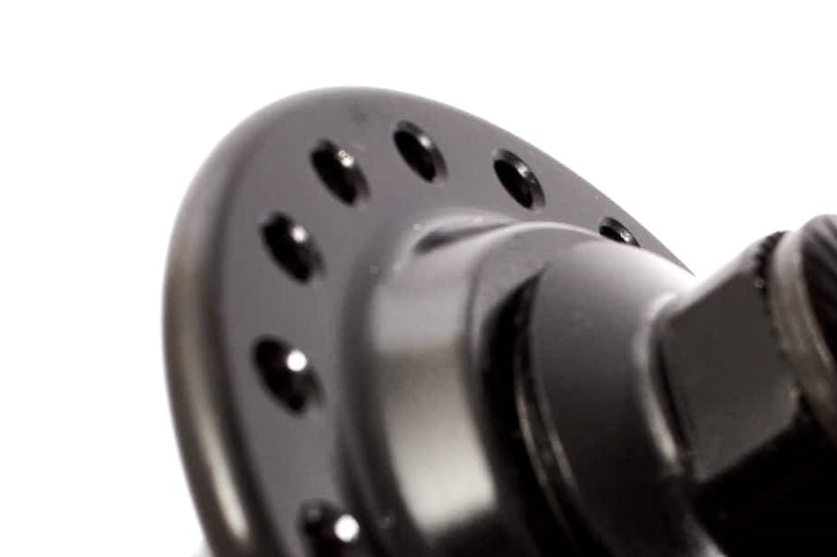 Nahaufnahme Speichenlöcher von schwarzer Vorderradnabe Nahaufnahme Speichenlöcher von schwarzer Vorderradnabe