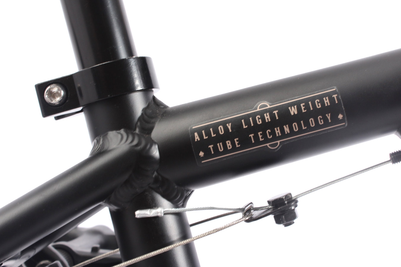 Seitenansicht leichter Aluminium Rahmen mit Aufschrift: Alloy Light weight Tube Technology in schwarz mit schwarzer Sattelklammer 