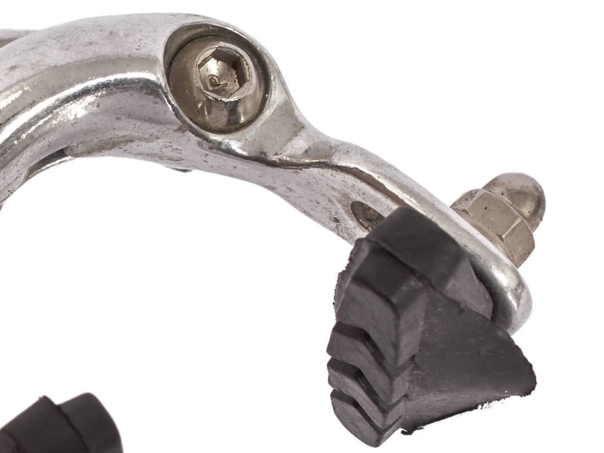 Schwarzer Bremsschuh aus hochwertigen Gummi  an Aluminium Bremse geschraubt