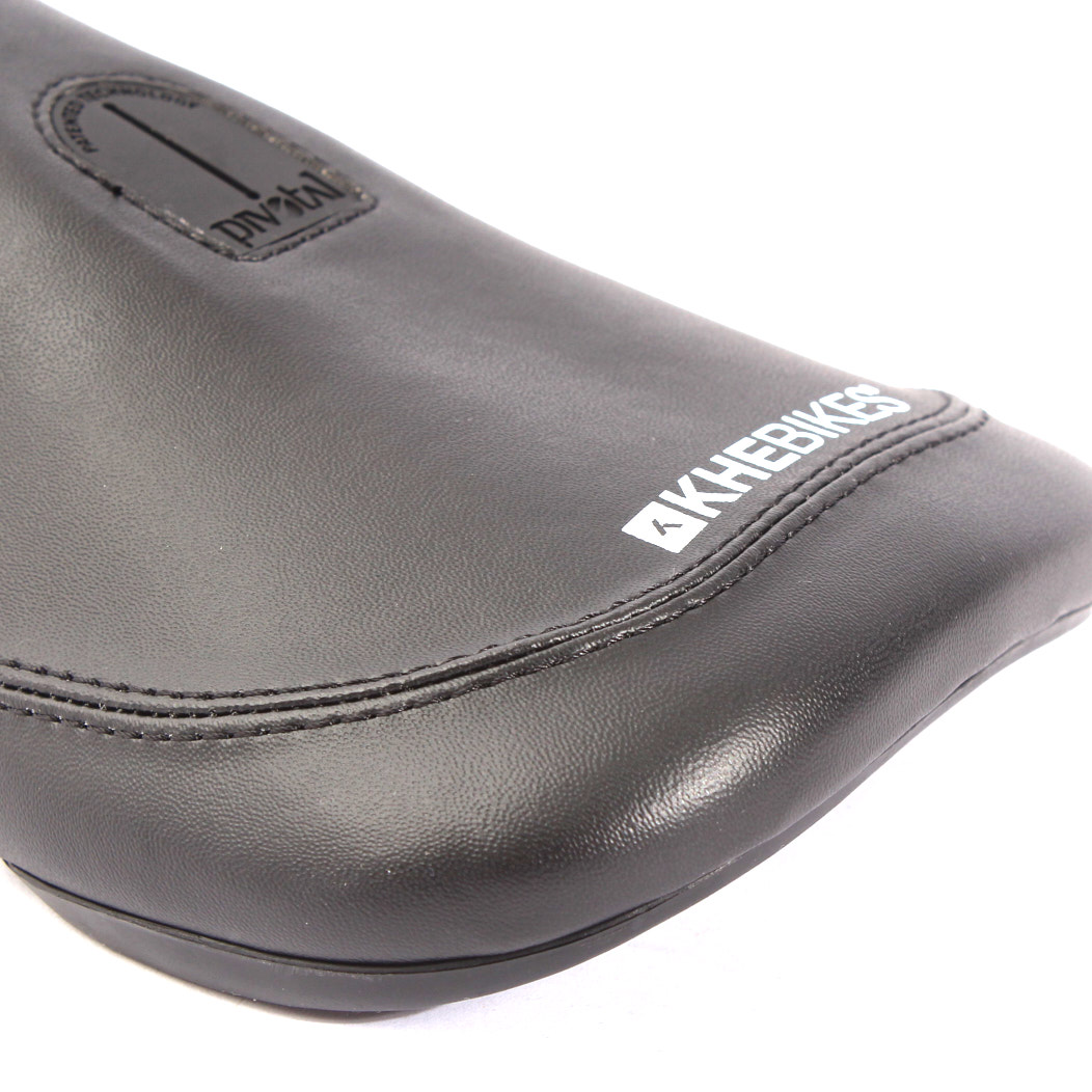 Nahaufnahme weißer KHEBikes Schrift auf schwarzem Kunstleder