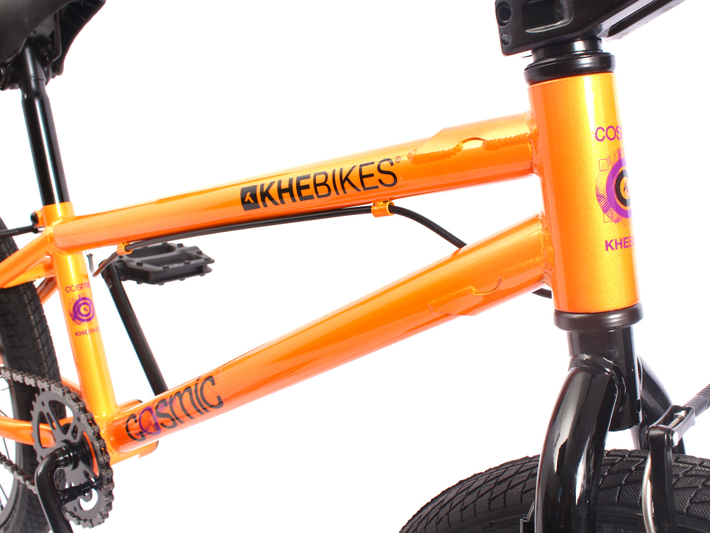 Seitenansicht Rahmen orange mit schwarzem KHEbikes Logo und patentiertem AFFIX Rotor