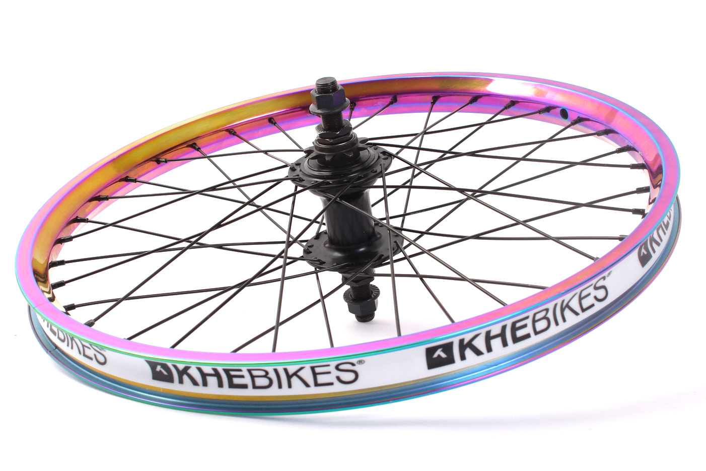 liegendes Oil Slick Hinterrad mit weißem Felgenband und schwarzen Speichen und Nabe