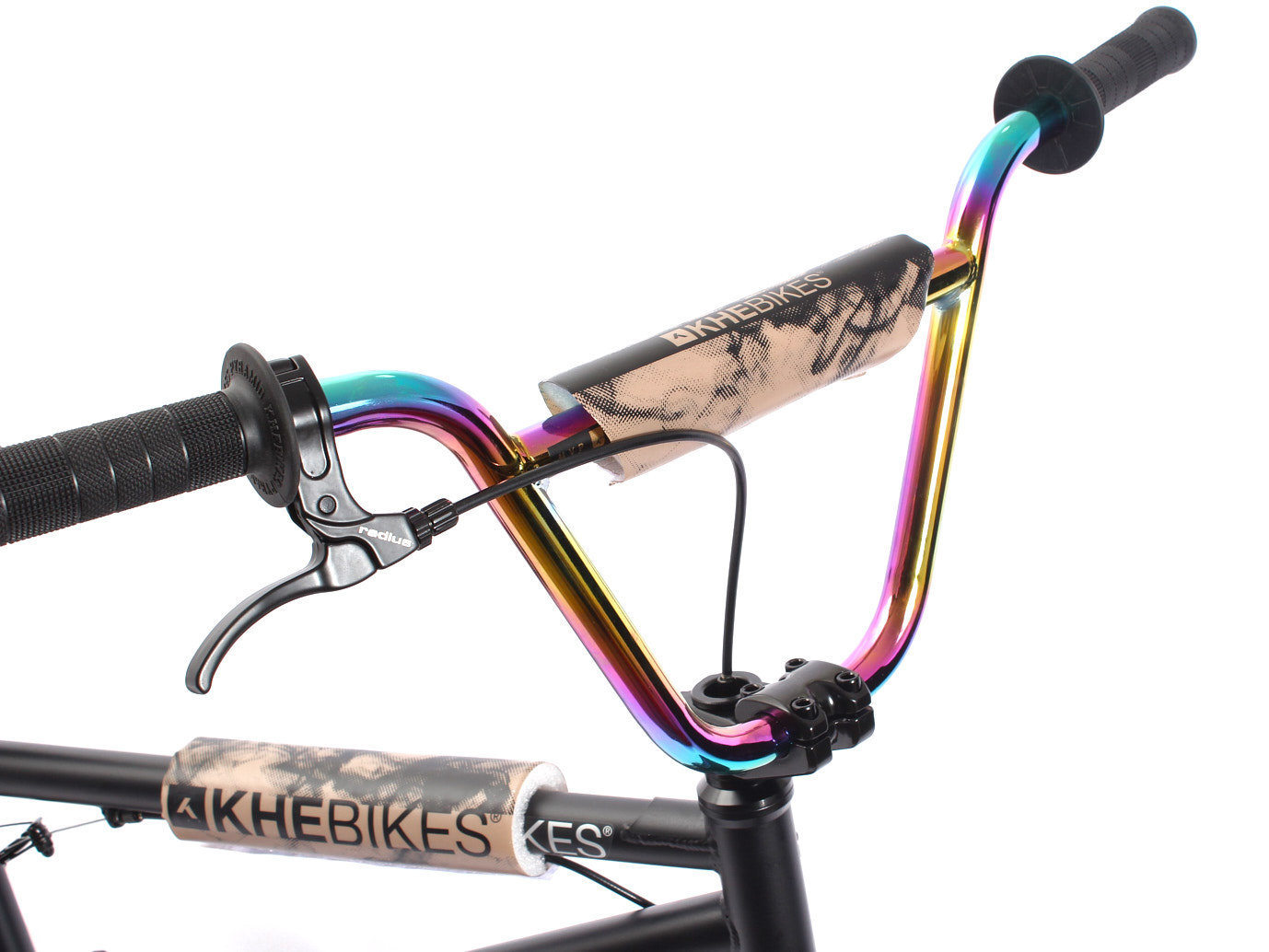 Beige, schwarze Polsterung an Gabel und Rahmen