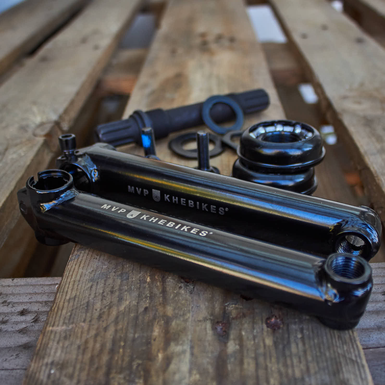 Schwarze 170mm lange Kurbelarme neben Kurbel und Tretlager