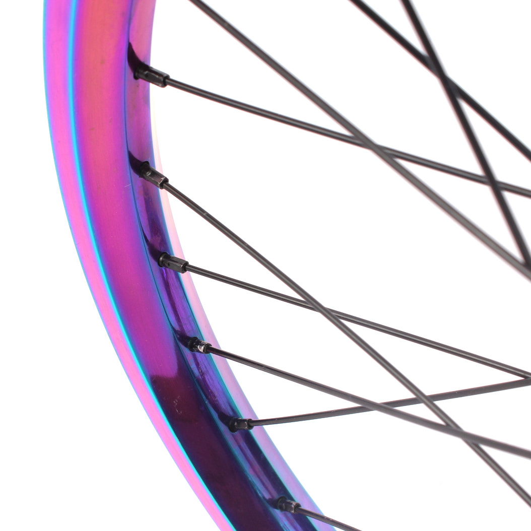 Nahaufnahme Oil Slick Felge mit schwarzen Speichen