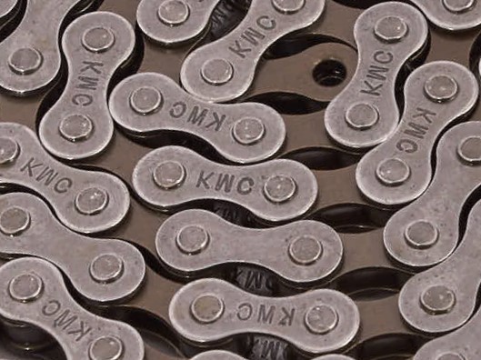 KMC Gravur auf grauen Kettenglieder