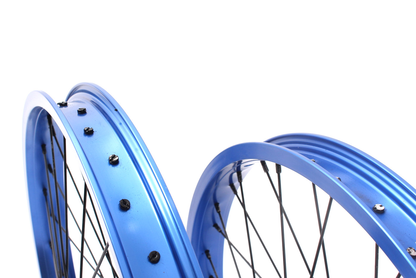 Blaue Felgen mit schwarzen Speichen von oben