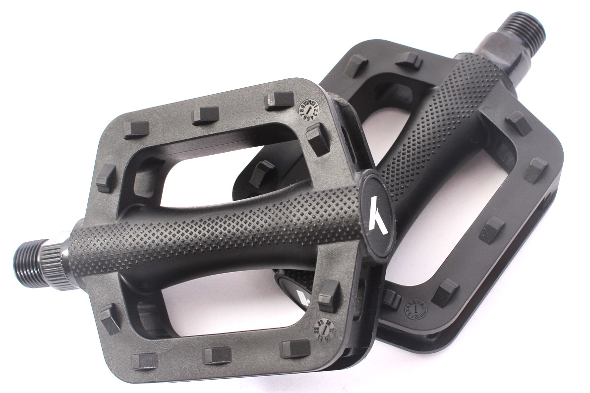 Übereinanderliegende schwarze PVC BMX Pedale mit weißem KHEBikes K-Logo