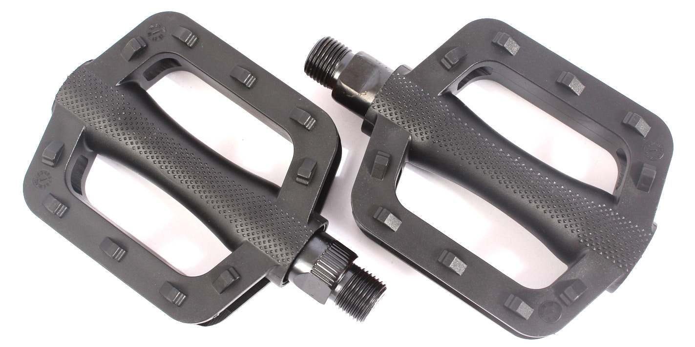 Nebeneinanderliegende BMX Pedale mit Schraubgewinde in Schwarz Nebeneinanderliegende BMX Pedale mit Schraubgewinde in Schwarz