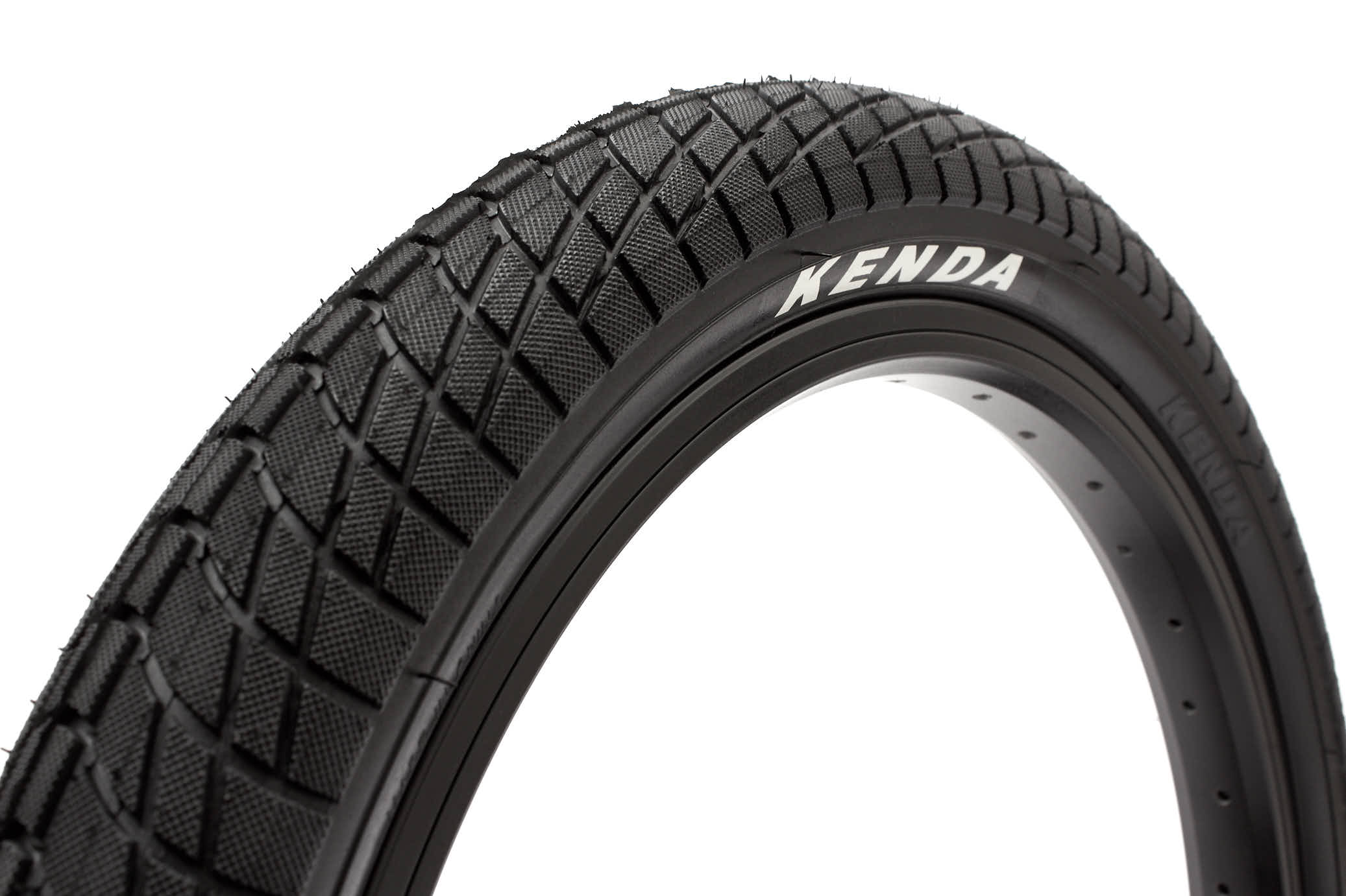 Schwarzer 18" BMX Reifen mit weißer KENDA Aufschrift