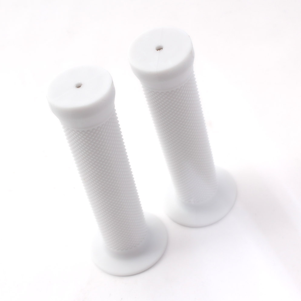 Aufgestellte weiße BMX Griffe 