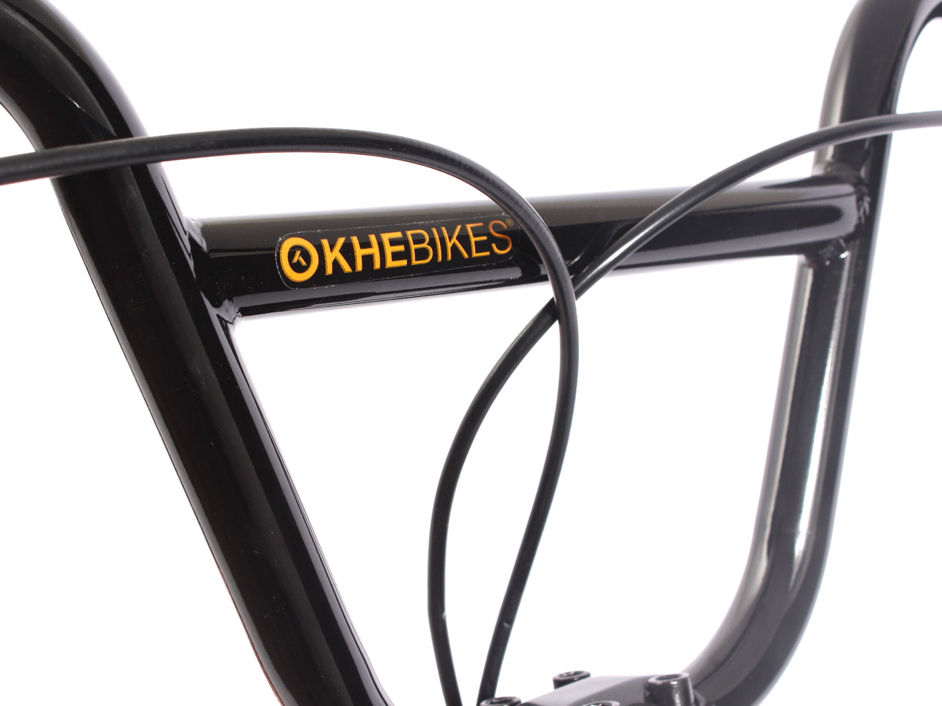 Lenker schwarz mit KHEbikes Logo orange und schwarzen Bremskabeln