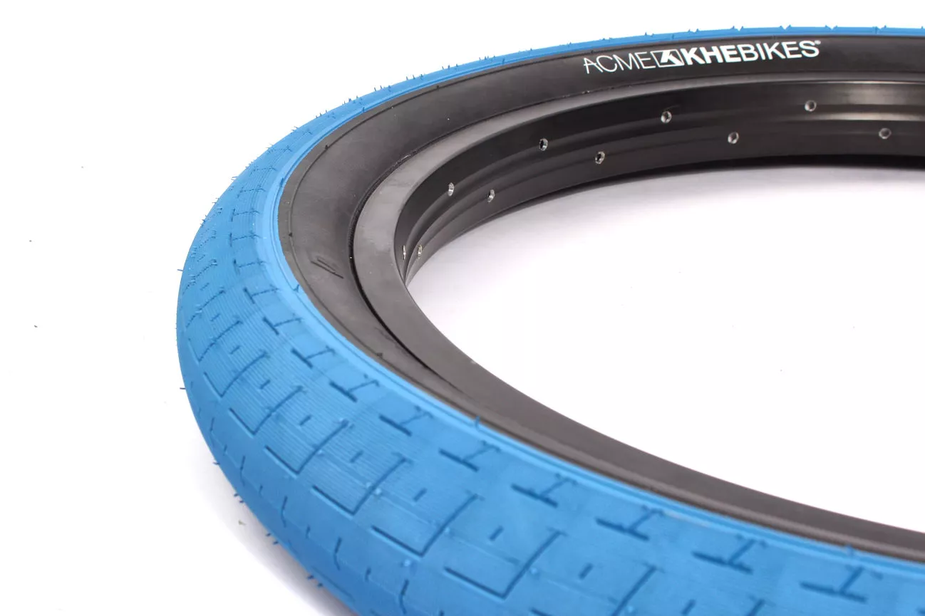 liegender BMX Reifen mit blauen Profil